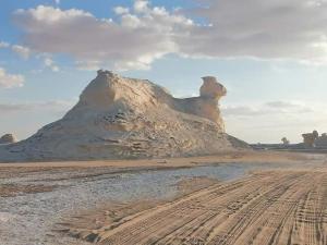BawatiWestern desert safari的沙漠中间的山