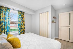 大西洋城Unit 2 Closest home to Stockton College European style的卧室配有白色的床和窗户。