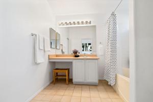 奥罗谷@ Marbella Lane - Modern 4BR Home in Oro Valley的浴室配有盥洗盆和带镜子的梳妆台