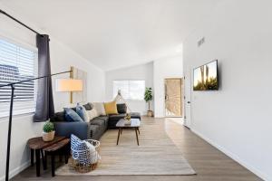 奥罗谷@ Marbella Lane - Modern 4BR Home in Oro Valley的客厅配有沙发和桌子