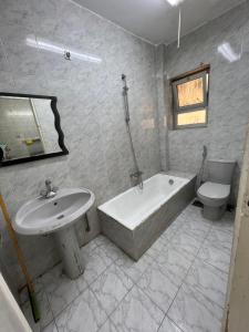 开罗Dar Misr的一间带水槽、浴缸和卫生间的浴室