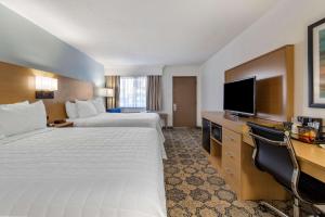 西棕榈滩贝斯特韦斯特普勒斯棕榈滩湖群酒店的酒店客房设有两张床和一台平面电视。