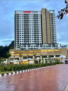 怡保Sunway Onsen COSY HOME Tambun Ipoh的道路前有一座大建筑的酒店