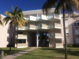 里奥格兰德Come, Enjoy & Relax Bosque del Mar 1 Rio Grande, PR的一座棕榈树建筑
