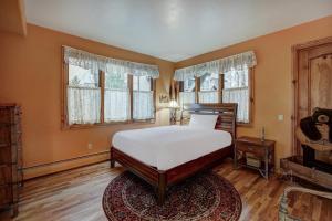 比弗河The Perfect Large Family Retreat condo的一间卧室设有床、两个窗户和地毯。
