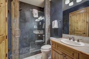 比弗河The Perfect Large Family Retreat condo的浴室配有卫生间、盥洗盆和淋浴。