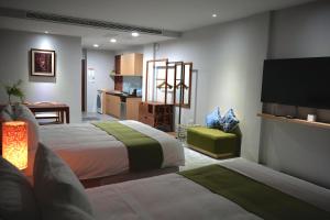 台南民生寓居的酒店客房带两张床和厨房
