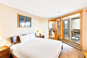 斯廷博特斯普林斯Lodge at Steamboat A309的一间带白色床的卧室和一个阳台