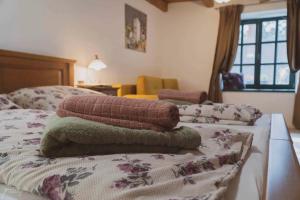 大瓦若尼Holiday home in Nagyvazsony - Balaton 43410的床上的一大堆毛巾