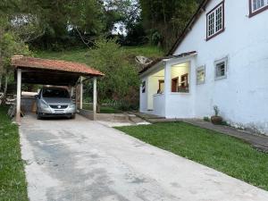 蒂拉登特斯Sobrado da Prainha的停在房子旁边的车库里的汽车