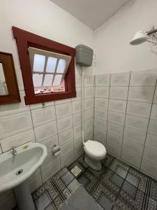 蒂拉登特斯Sobrado da Prainha的一间带卫生间、水槽和窗户的浴室