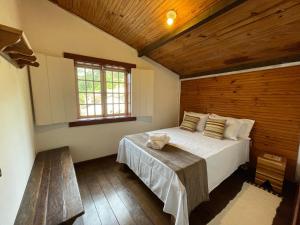 蒂拉登特斯Sobrado da Prainha的一间卧室设有一张大床和一个窗户。