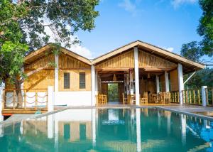 公主港Ocean Green Eco Lodge的一座房子前面设有游泳池