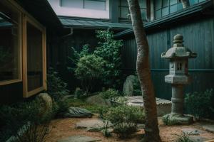 高山TANIYA的一座日式花园,花园旁设有一个鸟浴池