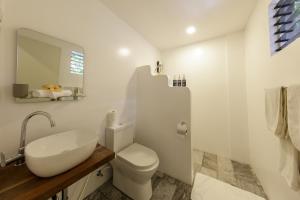 DaanbantayanOcean Vida Beach and Dive Resort的白色的浴室设有卫生间和水槽。