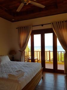富国Viet Thanh Resort的一间卧室配有一张床,享有海景