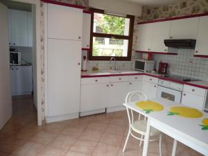 艾克斯莱班Maison Aix-les-Bains, 5 pièces, 6 personnes - FR-1-555-71的厨房配有白色橱柜和桌椅