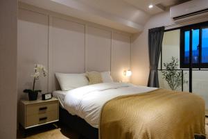 台北柜富旅店 的一间卧室设有一张大床和一个窗户。
