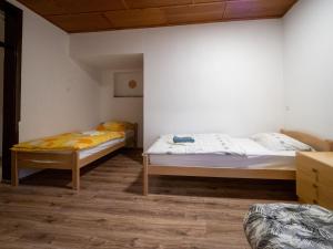 耶塞尼采Kiara 7的配有2张单人床的带墙壁客房