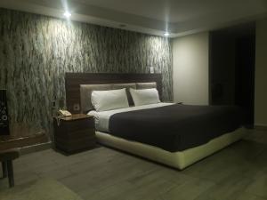 墨西哥城Motel Nuevo Tijuana的一间卧室配有一张大床和一部电话