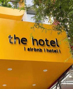 胡志明市The Hotel Nicecy的黄色的标志,在二碘化物中读取酒店