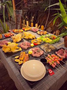 大叻Du Miên House的一张桌子上有很多种不同的食物