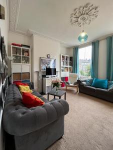 伦敦Beautiful 3BD Flat in Archway London的带沙发和电视的客厅