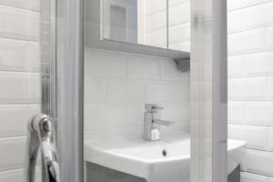 伦敦Beautiful 3BD Flat in Archway London的白色的浴室设有水槽和镜子
