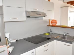 Appartement Perros-Guirec, 1 pièce, 4 personnes - FR-1-368-75的厨房或小厨房