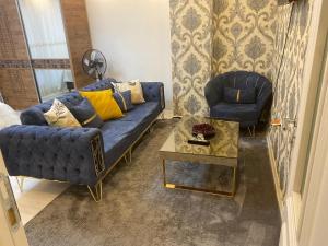 厄森尤特L'élégance de JJM的客厅配有蓝色的沙发和桌子