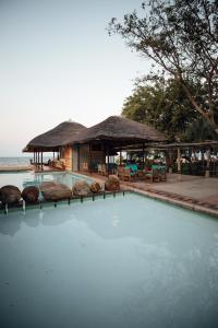MangochiThe Makokola Retreat的一座带房子和度假胜地的游泳池