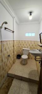白马市Khmer House Guesthouse的一间带卫生间和水槽的浴室