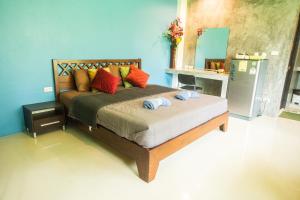 奥南海滩K-Bunk AoNang Center的一间卧室配有一张带色彩缤纷枕头的大床