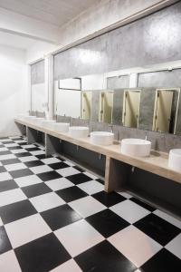 奥南海滩K-Bunk AoNang Center的一间带水槽和镜子的浴室,位于一个格子楼层