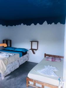 PortelaPensão Repouso Alegre Turismo e Aventura的蓝色墙壁客房的两张床
