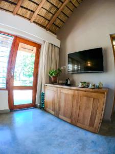 MangochiThe Makokola Retreat的客厅的墙上配有平面电视。
