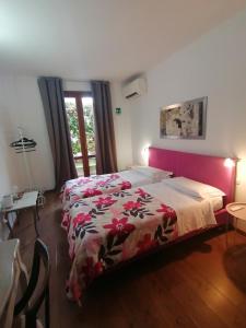 奥里奥阿塞里奥SelfMatic的一间卧室配有一张带粉红色床头板的大床