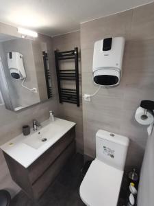 雅典Penthouse spacious w super wifi & terrace, 2 min from metro的浴室配有白色卫生间和盥洗盆。