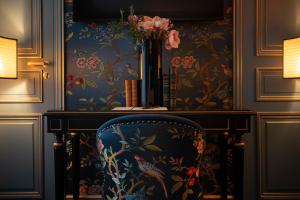 巴黎Maison Proust, Hotel & Spa La Mer的花卉壁纸房内的椅子