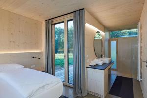 德普因-艾森伯格Wohnothek的一间卧室配有床、水槽和镜子