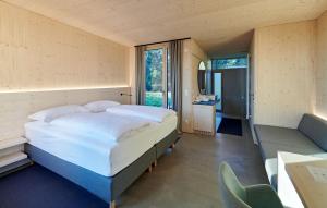 德普因-艾森伯格Wohnothek的一间卧室设有一张大床和一个窗户。