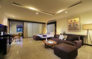 沙努尔Sagara Villas and Suites Sanur的客厅配有沙发和1张床