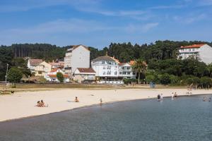 卡马里尼亚斯Playa de Camariñas的一群人,在海边