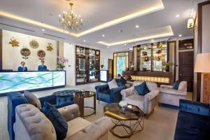岘港哈丽娜酒店及公寓的客厅配有蓝色的家具和大屏幕