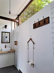 吉利特拉旺安Katara Gili, Boutique Rooms and Bungalows的一间带水槽和窗户的浴室