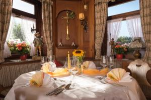 圣玛尔根索恩纽豪瑟尔酒店的一张桌子,上面有白色的桌布和眼镜