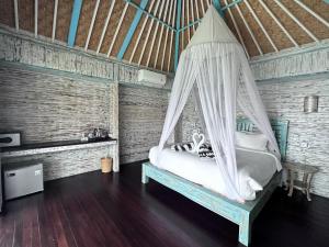 蓝梦岛翁布克湾蓝梦岛酒店的一间卧室配有一张带吊床的床。