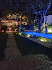 杰里科科拉Vila Biju Jeri的后院,晚上设有游泳池