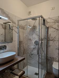 卡斯蒂奥内·德拉·佩雷索斯卡纳帕餐厅酒店的一间带玻璃淋浴和水槽的浴室