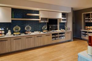 哥伦布Hyatt House Columbus OSU Short North的厨房配有木制橱柜和台面